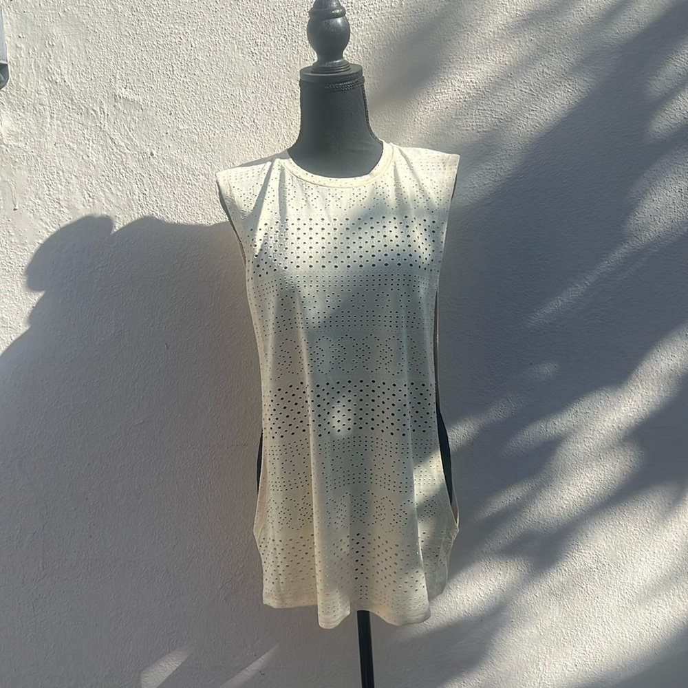 Men’s top. Deep side cut